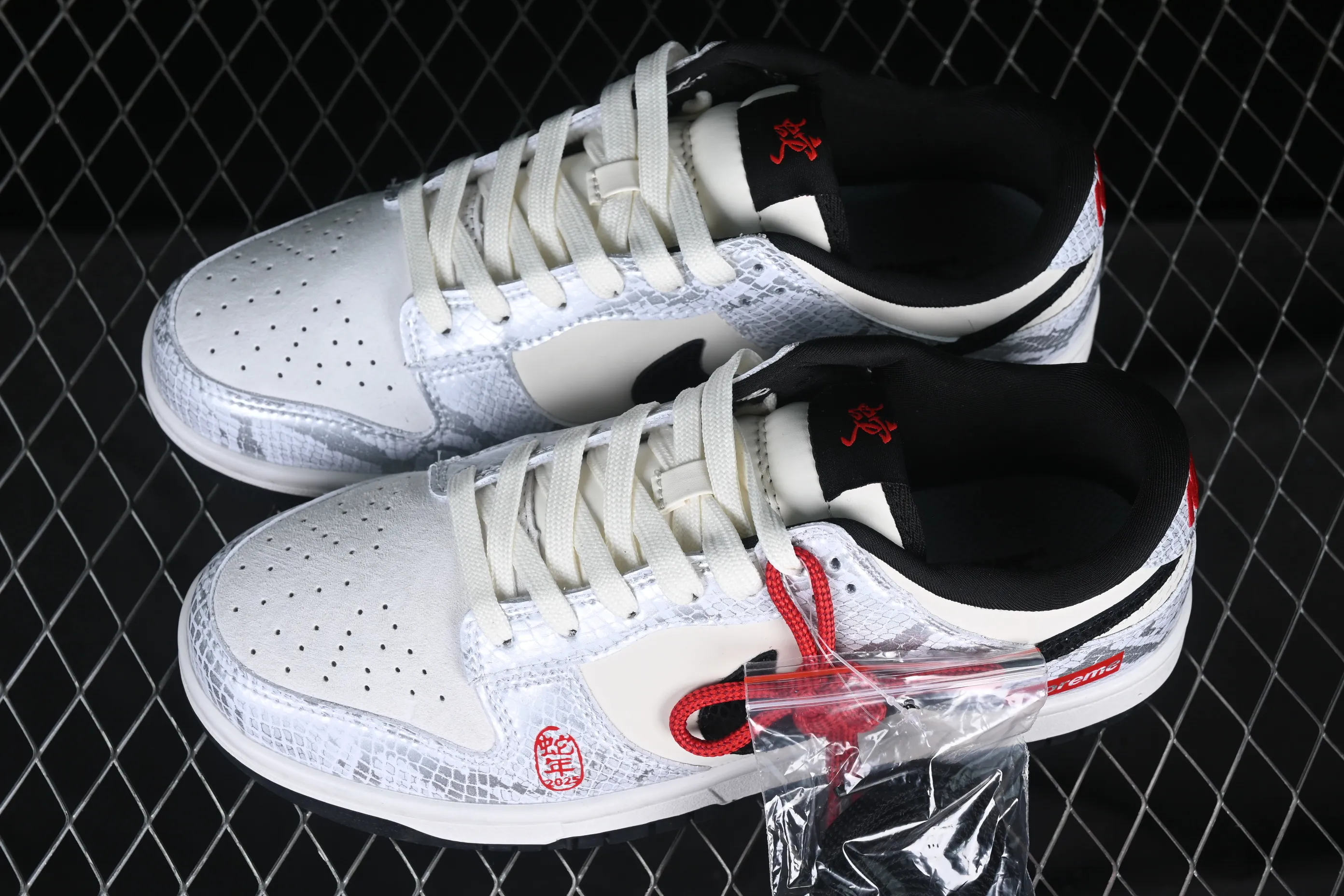 All Categories Nk SB Dunk Series Nk SB Dunk Low High-end Customized Low-top Sneakers Nk SB Dunk Low Sup Joint Year of the Snake Limited Edition White Snake Anniversary High-end Customized Low-top Casual Sneakers AG3702-852